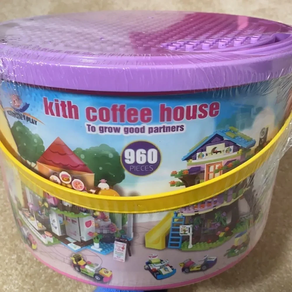 Kith Coffee House & Tree House Building Blocks 960 Pcs in Storage Container NEW